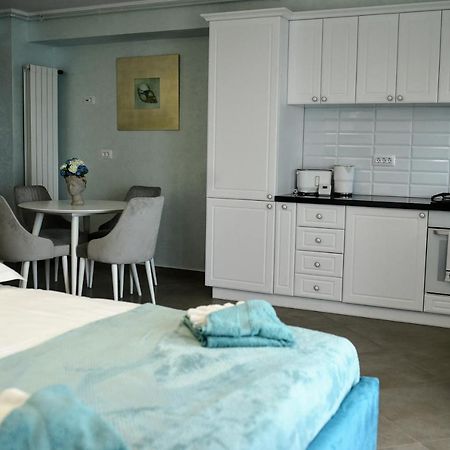Myosotis Mamaia Studio By The Lake Apartment Luaran gambar